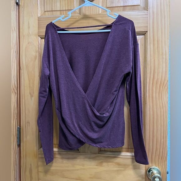 Gap fit breathe workout purple top with low cut back size S - Picture 2 of 6